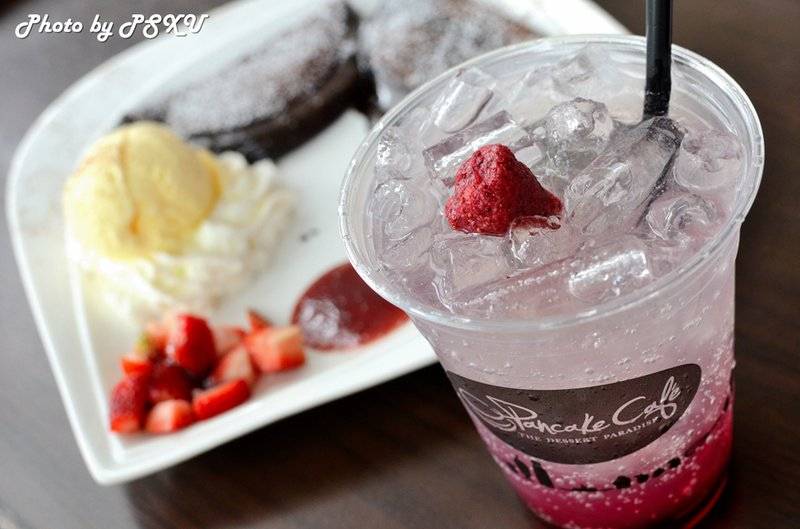 Sunday Kiss (Strawberry Soda) 85 บาท  ที่ ร้านอาหาร Pancake Cafe The Circle