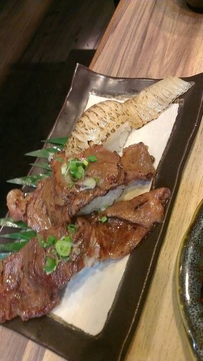 Engawa กับ Wagyu ที่ ร้านอาหาร Sakana Sushi & Sashimi Engawa กับ Wagyu ที่ ร้านอาหาร Sakana Sushi & Sashimi