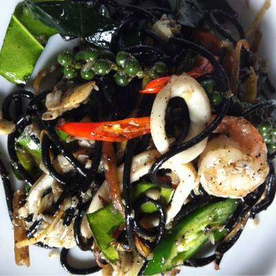 สปาเก็ตตี้เส้นดำ ผัดฉ่าซีฟู้ด ที่ ร้านอาหาร Baan Ramida