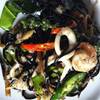สปาเก็ตตี้เส้นดำ ผัดฉ่าซีฟู้ด ที่ ร้านอาหาร Baan Ramida