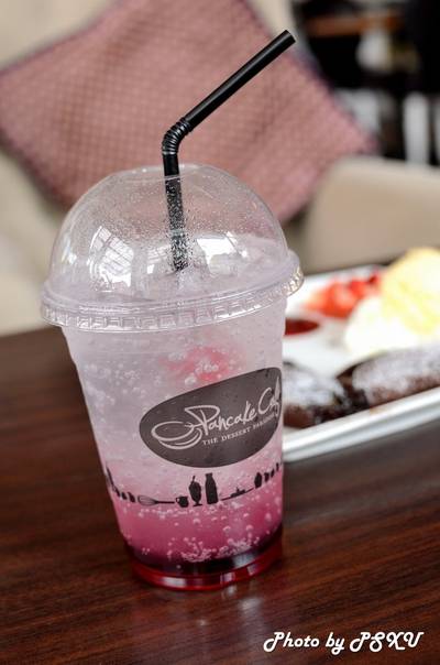Sunday Kiss (Strawberry Soda) 85 บาท  ที่ ร้านอาหาร Pancake Cafe The Circle