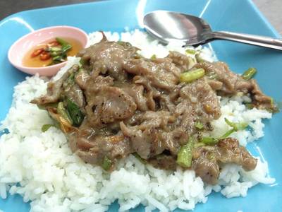 ข้าวผัดเนื้อน้ำมันหอย ที่ ร้านอาหาร วัฒนาพานิช ก๋วยเตี๋ยวเนื้อ