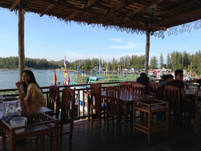 ริมน้ำเลย ที่ ร้านอาหาร กินปู ซีฟู้ด