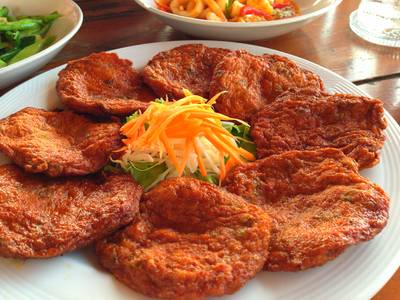 ทอดมันปลาอินทรีย์ ที่ ร้านอาหาร กินปู ซีฟู้ด