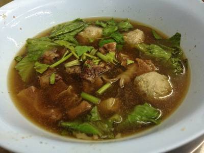 เกาเหลา ชิ้น เปื่อย เอ็น ที่ ร้านอาหาร วัฒนาพานิช ก๋วยเตี๋ยวเนื้อ