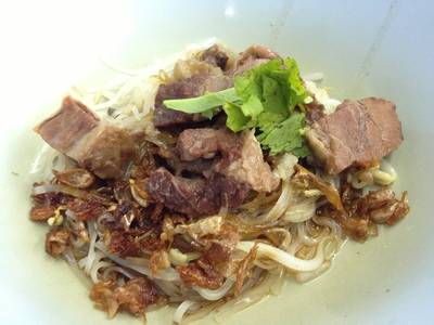 เส้นเล็กแห้ง เนื้อเปื่อย ที่ ร้านอาหาร วัฒนาพานิช ก๋วยเตี๋ยวเนื้อ