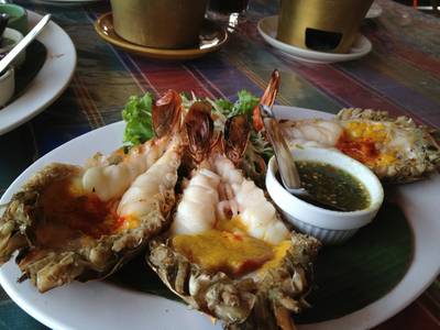 มาถึงอยุธยาก็ต้องกุ้งแม่น้ำสิคะ อร่อยมาก กิโลละ 1,200 สามตัวนี้ครึ่งกิโลค่ะ ที่ ร้านอาหาร บ้านวัชราชัย