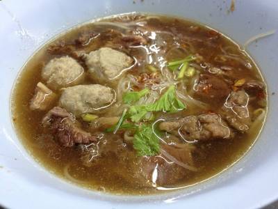 เส้นเล็กน้ำ ชิ้น เปื่อย เอ็น ที่ ร้านอาหาร วัฒนาพานิช ก๋วยเตี๋ยวเนื้อ