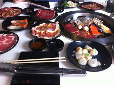 จานวางเต็มโต๊ะจนล้นแล้ว ที่ ร้านอาหาร Sumi Sumi Grand Crystal Park