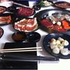 จานวางเต็มโต๊ะจนล้นแล้ว ที่ ร้านอาหาร Sumi Sumi Grand Crystal Park