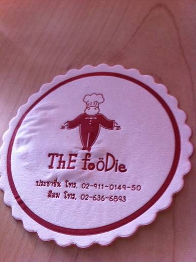 แผ่นรองแก้วน่ารักดีครับ ที่ ร้านอาหาร The Foodie หมู่บ้านซีเมนต์ไทย