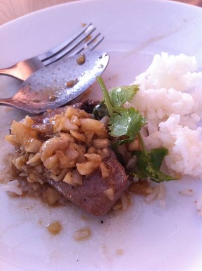 ตับทอดกระเทียม สุกกำลังดีชิ้นพอดีคำ ที่ ร้านอาหาร The Foodie หมู่บ้านซีเมนต์ไทย