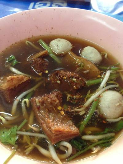 เกาเหลาลูกชิ้นเนื้อเปื่อย ที่ ร้านอาหาร โป่วเทียมเฮง