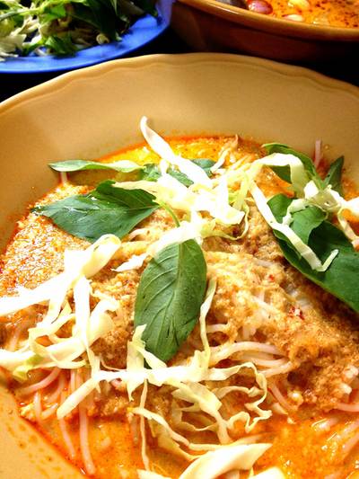 ขนมจีนน้ำยาปลาช่อน โรยด้วยใบแมงลักและกะหล่ำฝอย ที่ ร้านอาหาร น้ำเงี้ยวป้าสุข ร้านก๋วยเตี๋ยวสิบสองปันนา