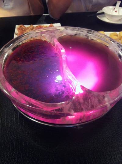 หม้อใบใหญ่ มีไฟสี ๆ ด้วย ที่ ร้านอาหาร Crystal Jacky Restaurant