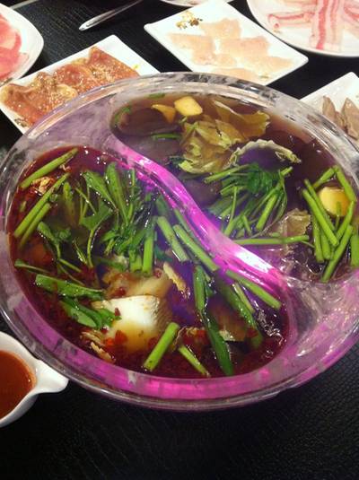 น้ำแค่พอร้อน ๆ ก็ใส่ของสดละ หิวง่ะ  ที่ ร้านอาหาร Crystal Jacky Restaurant