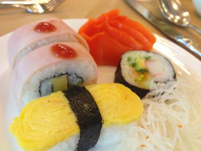 ซูชิ มากิที่ตักมาค่ะ  ที่ ร้านอาหาร Bon Vivant (บอง วีวอง)