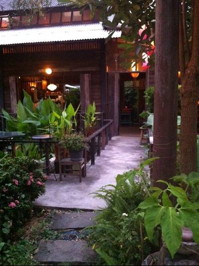 ร่มรื่นๆ ที่ ร้านอาหาร บ้านดอกไม้