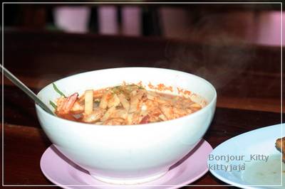 แกงส้มชะอมกุ้ง เข้มข้นครบเครื่อง แต่ยอดมะพร้าวเด่นไปหน่อยนะ ที่ ร้านอาหาร โรจน์ ซีฟู้ด