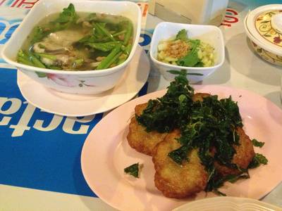 ฉลามต้มจืด กับทอดมันชาวเล ที่ ร้านอาหาร ครัวแจ๋ว