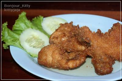 ปลาอินทรีทอดน้ำปลา จานเดียวไม่พอ >.< ที่ ร้านอาหาร โรจน์ ซีฟู้ด