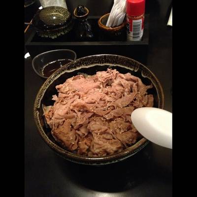 ข้าวหน้าหมู ที่ ร้านอาหาร Kinniku Gyudon