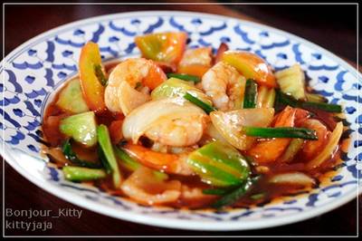 ผัดเปรี้ยวหวานกุ้ง จานนี้กุ้ง20ตัวเห็นจะได้ ที่ ร้านอาหาร โรจน์ ซีฟู้ด
