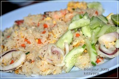 ข้าวผัดซีฟู๊ด ทั้งหมึกและกุ้งชิ้นโตๆ ที่ ร้านอาหาร โรจน์ ซีฟู้ด