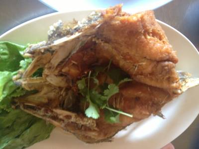 ปลากะพงทอดน้ำปลา ที่ ร้านอาหาร ร้านตังเก 1 ( เจ้ดำ )