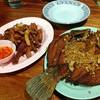 ปลาหมึกแดดเดียว , ปลากระพงทอดราดน้ำปลา ที่ ร้านอาหาร เจ๊น้อง อ่าวยาง