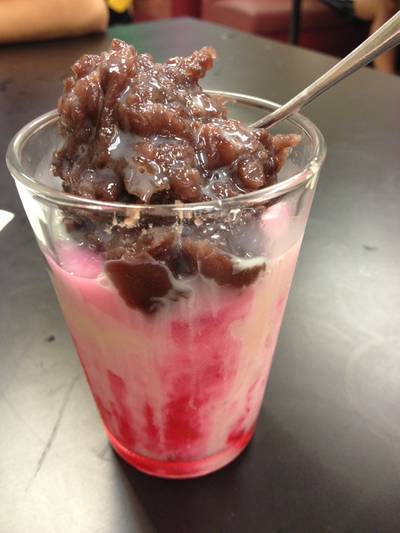 น้ำแข็งใสใส่น้ำหวานและถั่วแกงบดพิเศษ ที่ ร้านอาหาร Salang พญาไท