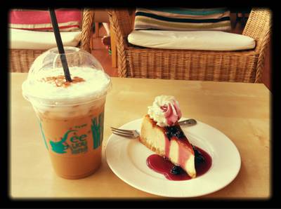 Newyork Cheese Cake w/ Blue Berry source & Cappuccino ที่ ร้านอาหาร See you latte Newyork Cheese Cake w/ Blue Berry source & Cappuccino ที่ ร้านอาหาร See you latte