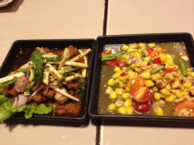 น้ำตกไก่ทอดและส้มตำข้าวโพด ที่ ร้านอาหาร ตำตำ สยามสแควร์ (ซอย 9)