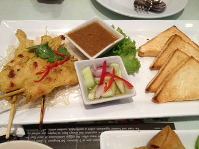 ไก่สะเต๊ะ หอมเครื่องเทศ ที่ ร้านอาหาร The 9th café ไก่สะเต๊ะ หอมเครื่องเทศ ที่ ร้านอาหาร The 9th café