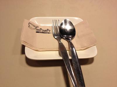 ช้อนส้อมกับทิชชู่โลโก้น่ารักของทางร้าน ที่ ร้านอาหาร ตำตำ สยามสแควร์ (ซอย 9)