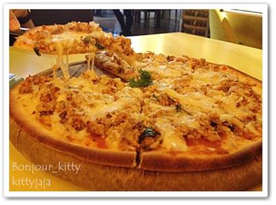 พิซซ่าลาบไก่ แป้งบางกรอบมากๆ รสชาติเข้มข้น ที่ ร้านอาหาร Spaghetti Factory Central World