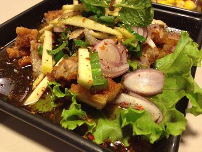 น้ำตกไก่ทอดอร่อยมาก ไก่ยังคงกรอบอยู่จนคำสุดท้าย ที่ ร้านอาหาร ตำตำ สยามสแควร์ (ซอย 9)