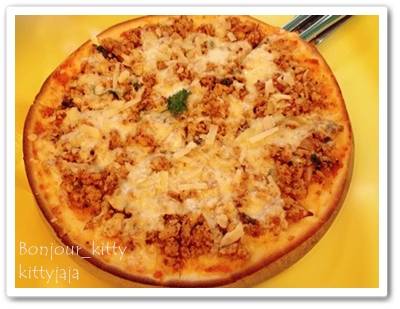 พิซซ่าลาบไก่ 2คนกำลังพอดี ที่ ร้านอาหาร Spaghetti Factory Central World