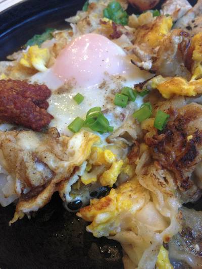 คั่วไก่ไข่อบ ที่ ร้านอาหาร คั่วไก่ นิมมาน