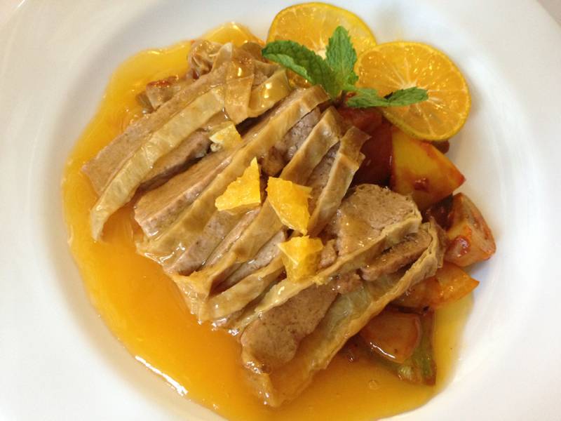 Vegetarian roasted duck with orange sauce เป็ดอบซอสส้ม เจ ที่ ร้านอาหาร Spa Foods กระท่อมมังสวิรัติ