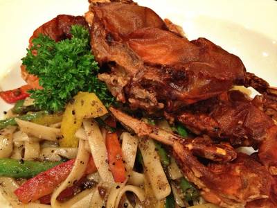 Fettuccini With Soft-shell Crab in Black Pepper ที่ ร้านอาหาร Another Hound Café 