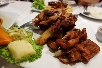 ขาหมูทอด ที่ ร้านอาหาร พุทธรักษา เรสเทรอง