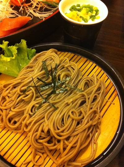 โซบะเย็น (ซุปใสใส่วาซาบินิดนึง อร่อยมาก) ที่ ร้านอาหาร โตไก ยาคินิคุ ประสานมิตร พลาซ่า