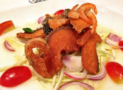 Appetizer ปลาแซลมอนกรอบกับยำมะม่วงค่ะ ที่ ร้านอาหาร Another Hound Café 