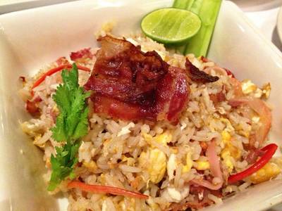 ข้าวผัดแบบจีน เบคอน ปู แฮม เสิร์ฟคู่กับซุปผักกาดดอง(มีหมูสับในถ้วย2ชิ้น!) ที่ ร้านอาหาร Another Hound Café 
