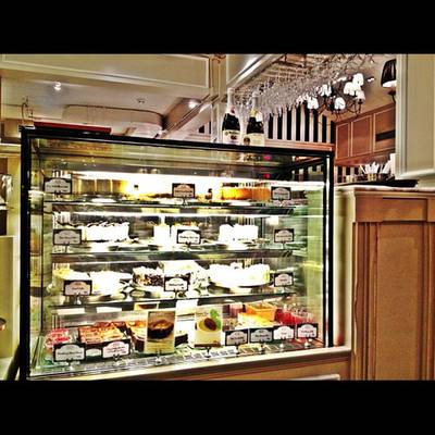 Dessert Display ที่ ร้านอาหาร Audrey Cafe & Bistro ทองหล่อ