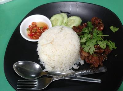 ข้าวหมูทอด ที่ ร้านอาหาร จิบชาในสวน ข้าวหมูทอด ที่ ร้านอาหาร จิบชาในสวน