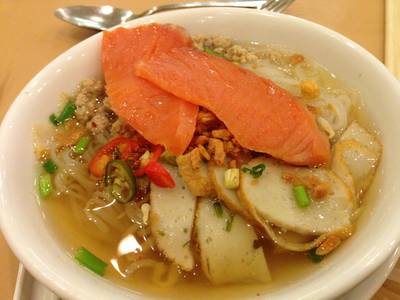 ก๋วยเตี๋ยวปลา (แซลม่อนรมควัน) ที่ ร้านอาหาร Bon Vivant (บอง วีวอง)
