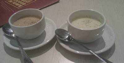 ซุปครีมซอสนี้ มีเครื่องด้วยนะ ไม่ใช่ซุปใสๆ ส่วนตัวชอบนะค่ะ ที่ ร้านอาหาร The Manhattan FISH MARKET