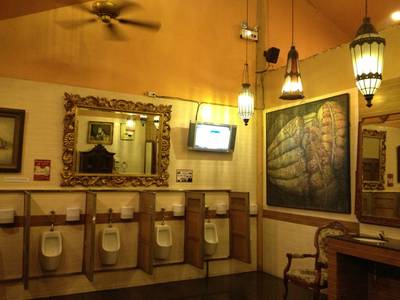 ห้องน้ำ นะ ไม่ใช่ห้องนอน อลังการมากๆ ที่ ร้านอาหาร เกาะลันตา สุวรรณภูมิ